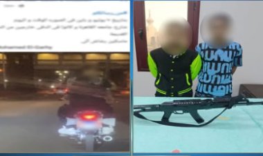 ضبط شخصين ظهرا بصورة متداولة يحملان بندقية آلية وهمية بالجيزة