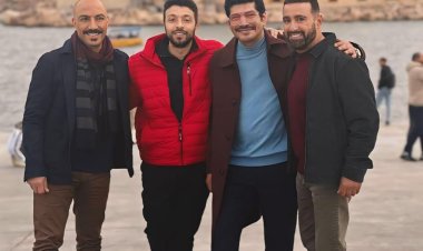 المخرج أحمد خالد موسى يكشف عن صورة تجمعه مع أبطال «العتاولة»