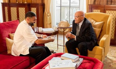 محمد صلاح يلتقي السير مجدي يعقوب في إنجلترا