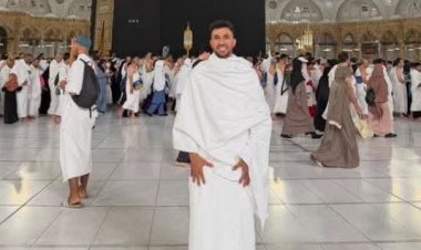 تريزيجيه نجم المنتخب يؤدي مناسك العمرة وينشر صورًا من أمام الكعبة