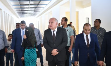 محافظ قنا يتفقد إنشاءات السوق الحضارية بمجمع المواقف