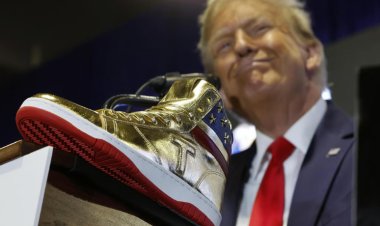 ترامب يروج لحملته الانتخابية بـ«حذاء ذهبي» وزجاجة عطر