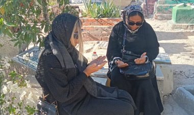 في الذكرى التاسعة لرحيله.. بوسي شلبي تحيي ذكرى زوجها محمود عبد العزيز بقراءة القرآن عند قبره