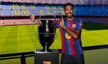 بتيشرت برشلونة.. كهربا يظهر من داخل ملعب "كامب نو"