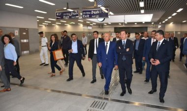 وزير النقل والسفير الفرنسي يستقلان  القطار الكهربائي الخفيف LRT والخط الثالث للمترو