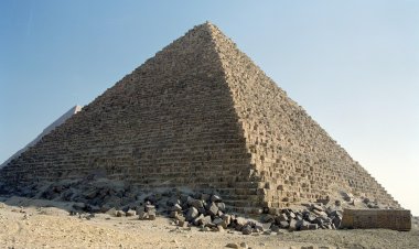 السياحة: كسوة هرم منكاورع الحالية أصلية