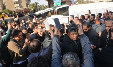 لحظة وصول جثمان الموسيقار الراحل حلمي بكر لأداء صلاة الجنازة عليه بمسجد السلام