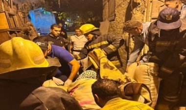 أمن القاهرة ينقل سيدة غير قادرة على الحركة للمستشفي بمنطقة مصر القديمة