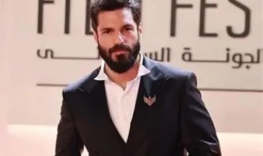 النجم التركي سركان شاي أوغلو يعبّر عن إعجابه بمدينة الجونة بعد مشاركته الأولى في المهرجان