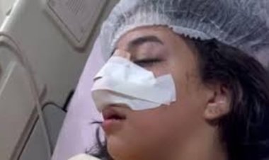 والد الطالبة كارما يقدم أوراق ابنته فى مدرسة جديدة بمنطقة التجمع