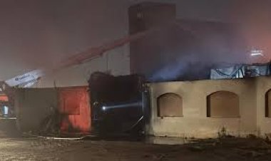 تفريغ الكاميرات وندب الأدلة الجنائية في واقعة حريق مصنع رويال بأكتوبر