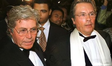 حسيني فهمي ينعى صديقه آلان ديلون أيقونة السينما الفرنسية