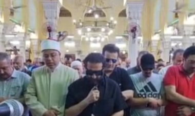 بالدموع والخشوع.. أحمد حلمي يودع والدته ويؤم المصلين في جنازتها