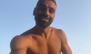 صلاح يلفت الأنظار بـ"نيولوك" غريب في الساحل | صور