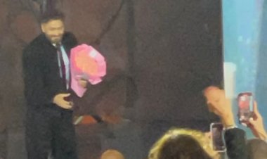  باقات من الورود لتامر حسني في أول ظهور بعد أزمته الصحية خلال حفله بقصر عابدين 