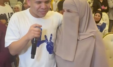 عمر كمال يحتفل مع والدته باستقبال شقيقته مولودها الجديد