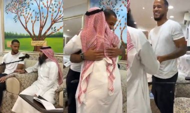 ويليام تروست إيكونج يعلن اعتناقه الإسلام بعد نطق الشهادتين في قطر