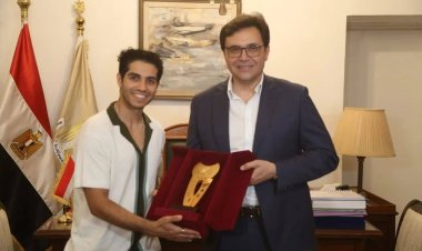 وزير الثقافة يكرم مينا مسعود ويعلنه ممثلاً للفنون المصرية في الخارج