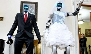 "اللي يعيش ياما يشوف".. حفل زفاف رسمي لـ"روبوتين" في روسيا بحضور بشري يثير الجدل