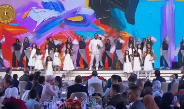  أحمد سعد يحيي فقرة غنائية مؤثرة بحضور الرئيس في احتفالية العيد مع أبناء الشهداء