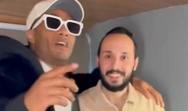محمد رمضان يسلم جائزة لشاب توقع فكرة برنامجه «مدفع رمضان» بمنزله في شبرا