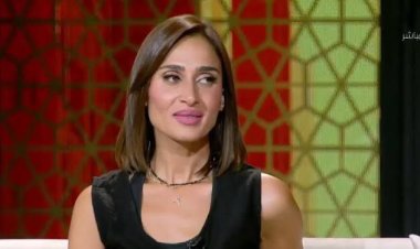 كريم محمود عبد العزيز يفاجئ زوجته آن الرفاعي بمكالمة مؤثرة على الهواء