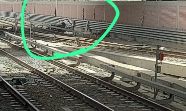 سقوط سيارة ملاكى من أعلى كوبري على شريط مترو الإنفاق بمحطة روض الفرج (صور)