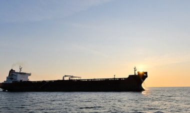 حريق ناقلة نفط بريطانية بالقرب من باب المندب