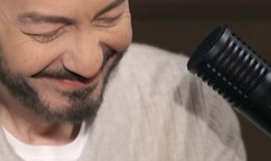 أحمد زاهر يبكي بعد مفاجأة على الهواء بهدية لحفيدته المنتظرة: يارب تيجي بالسلامة