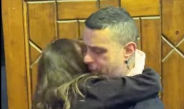 ابنة أحمد الفيشاوي الصغيرة تظهر لتواسيه في عزاء والدته سمية الألفي