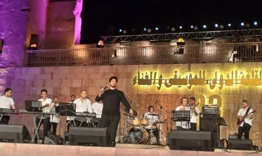 خلال حفله بالقلعة.. مصطفى حجاج يحتفي بطفلة من ذوي الهمم