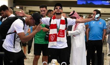 استقبال فريق الزمالك بالورود في مطار القاهرة
