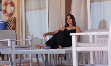 زينة تهرب من زفافها وتبدأ رحلة مليئة بالتقلبات في ورد وشوكولاته