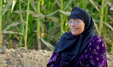 الحاجة نبيلة صاحبة "البامية شوكتني" بعد غناء تتر مسلسل «ولد وبنت وشايب»: لسه بلم السريس والجعضيض