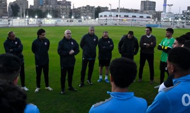 جروس يعقد جلسة مع اللاعبين قبل المران استعدادا لمباراة سيراميكا