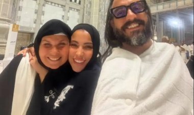 قبل عرض فيلم «الست لما» بالرياض.. يسرا تؤدي العمرة برفقة مروان يونس وزوجته