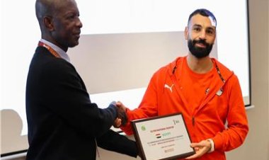 "كاف" يمنح صلاح شهادة مشاركة مصر في النسخة 35 من أمم إفريقيا
