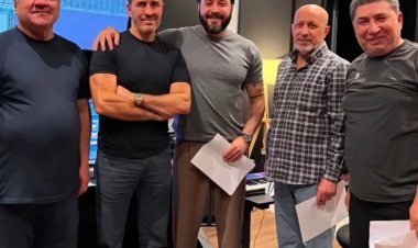 صورة للقيصر كاظم الساهر مع الكورال في الاستوديو  من كواليس  تسجيله لأغنية جديدة