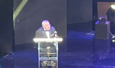 محمد عبد العزيز يعبر عن سعادته أثناء تكريمه بمهرجان القاهرة السينمائي