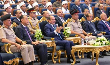 إعداد وتأهيل الدعاة.. الرئيس السيسي يشاهد فيلمًا تسجيليًا خلال حفل تخرج أئمة الأوقاف