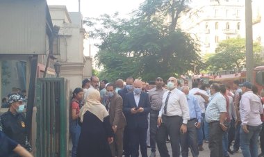 محافظ القاهرة يشرف على أعمال السيطرة على حريق سنترال رمسيس  (صور)