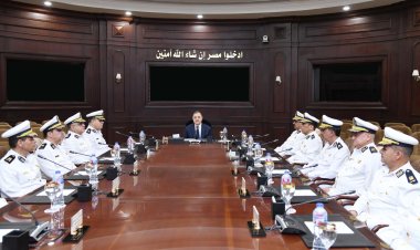 وزير الداخلية يجتمع مع القيادات الأمنية  عبر تقنية (الفيديو كونفرانس)