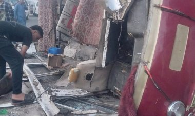 المرور يرفع آثار حادث انقلاب سيارة العمالة بالمنوفية ويتحفظ على السيارة