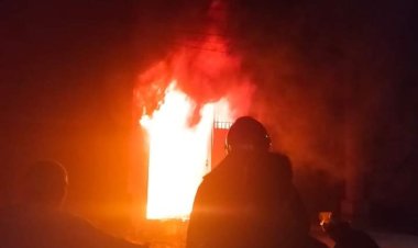 عاجل بالصور.. حريق يلتهم محتويات مخزن بلاستيك في البدرشين 