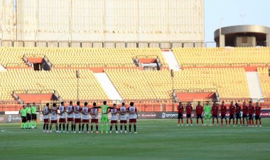 بعد التبرع بجزء من رواتب اللاعبين لأسرهم.. دقيقة حداد وشارات سوداء لمشجعتي الأهلي