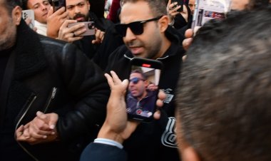 دموع وتأثر محمد عدوية في وداع والده نجم الأغنية الشعبية أحمد عدوية "صور"