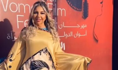 بوسي شلبي ترتدي عباءة أنيقة تحمل صورة أم كلثوم شعار مهرجان أسوان لأفلام المرأة