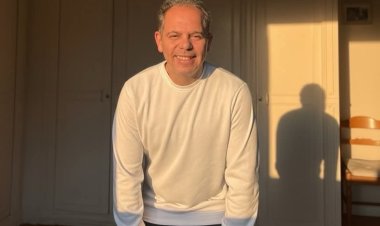 كن إيجابياً دائماً.. رامي إمام يتفاعل مع تقلبات الجو بصور مع ظل الشمس