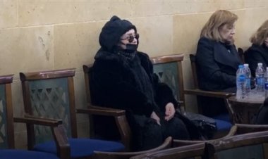 سهير رمزي وميرفت أمين أول الحاضرين.. شهيرة تستقبل عزاء شقيقها بمسجد الحامدية الشاذلية