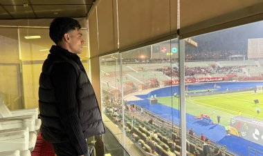 من المقصورة.. "بن شرقي" يحضر مباراة الأهلي ومودرن سبورت